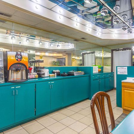 Econo Lodge & Suites Clarksville Bagian luar foto
