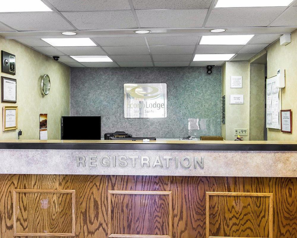 Econo Lodge & Suites Clarksville Bagian luar foto