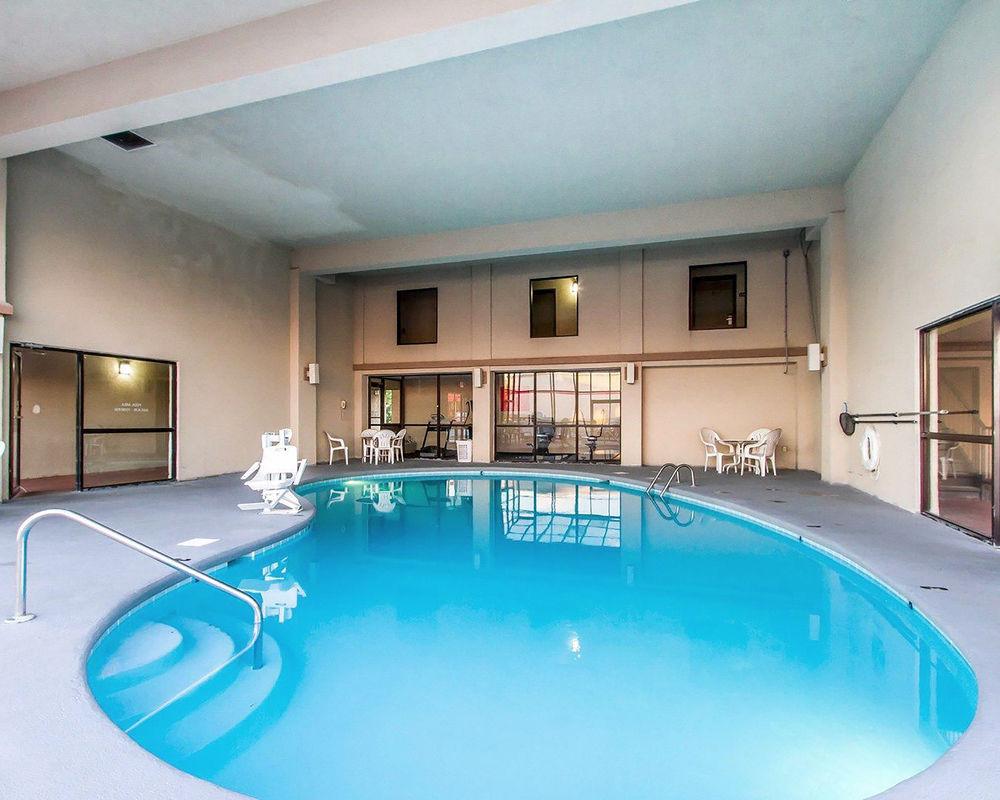 Econo Lodge & Suites Clarksville Bagian luar foto