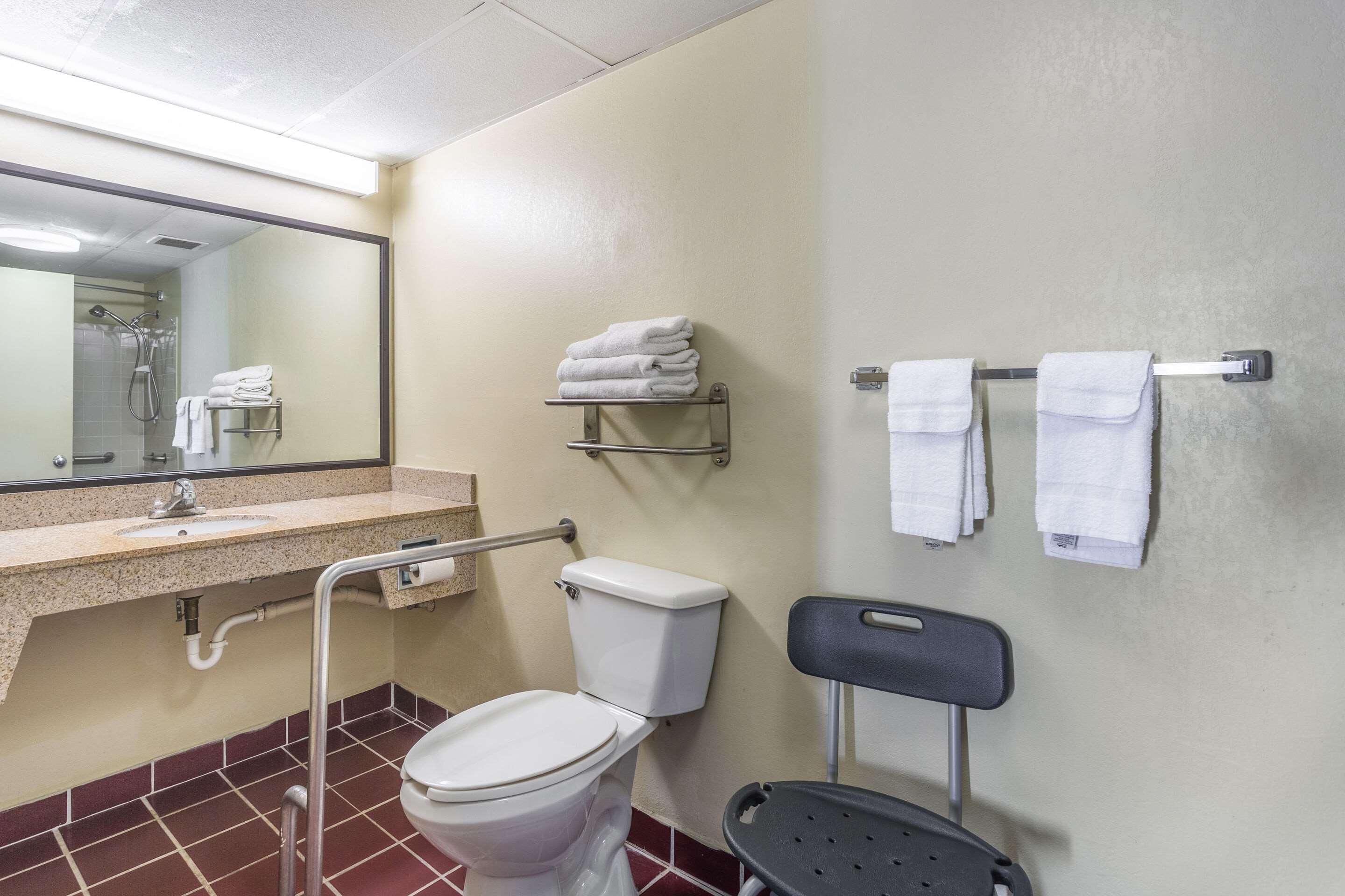 Econo Lodge & Suites Clarksville Bagian luar foto