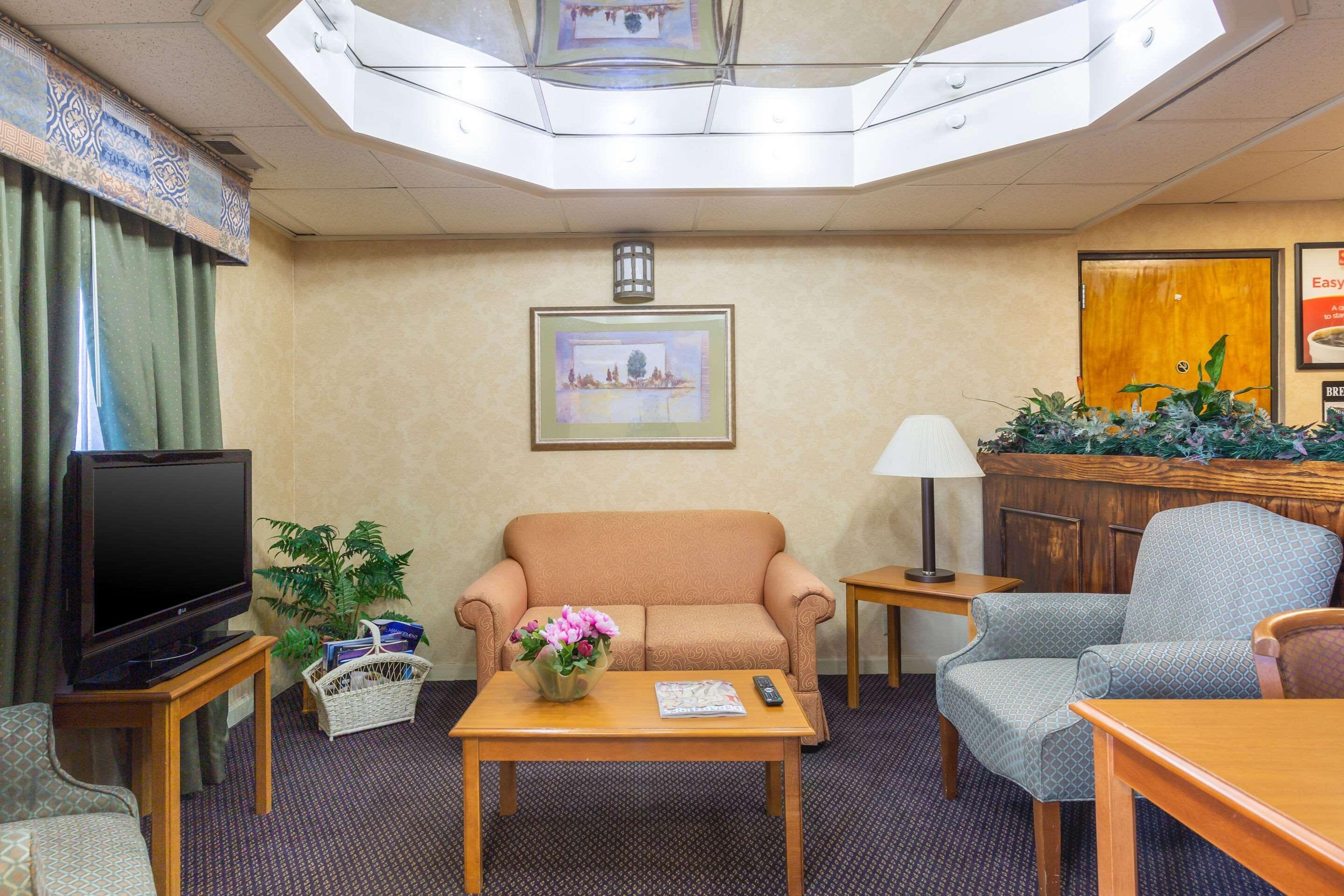 Econo Lodge & Suites Clarksville Bagian luar foto