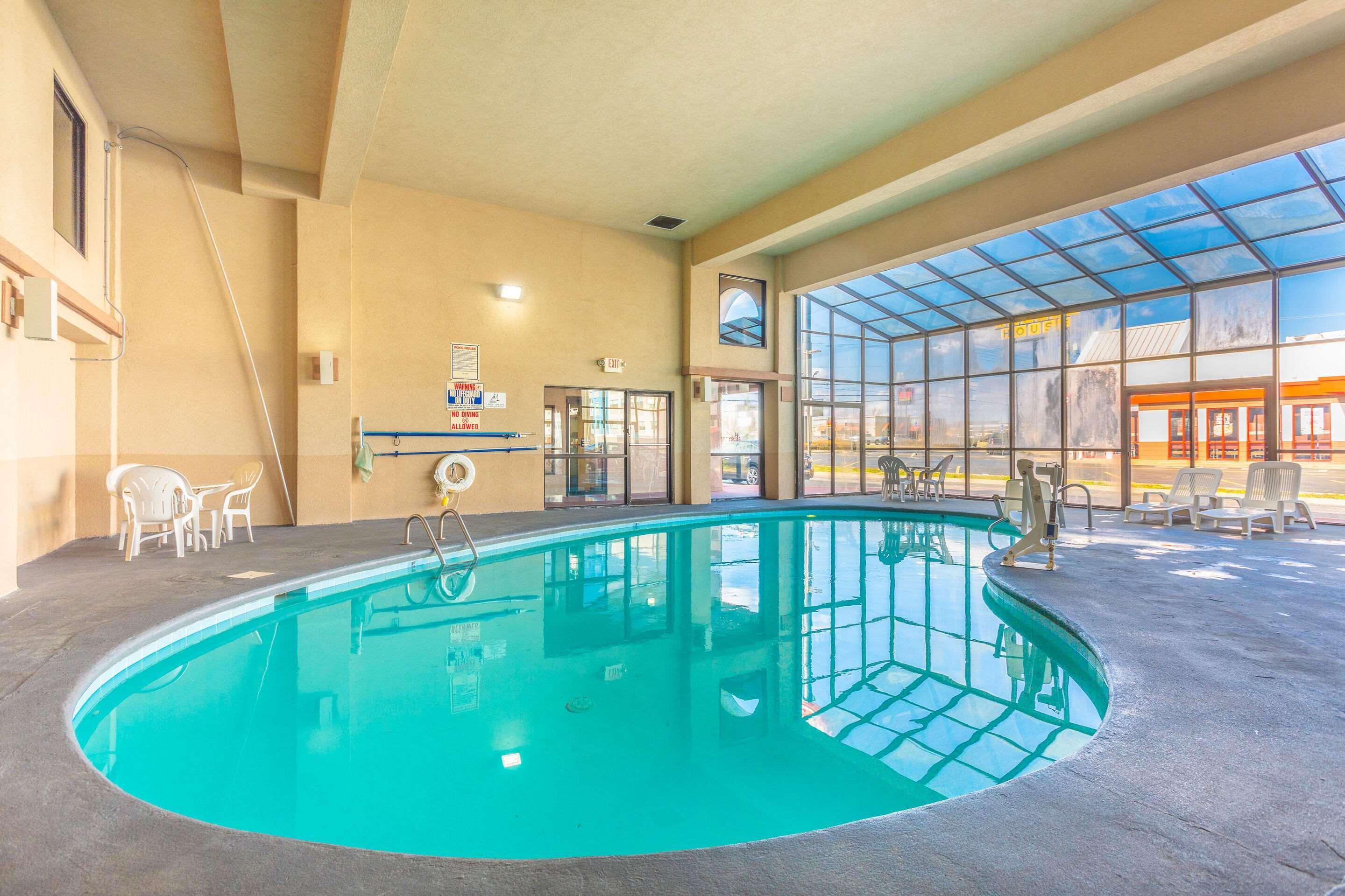 Econo Lodge & Suites Clarksville Bagian luar foto
