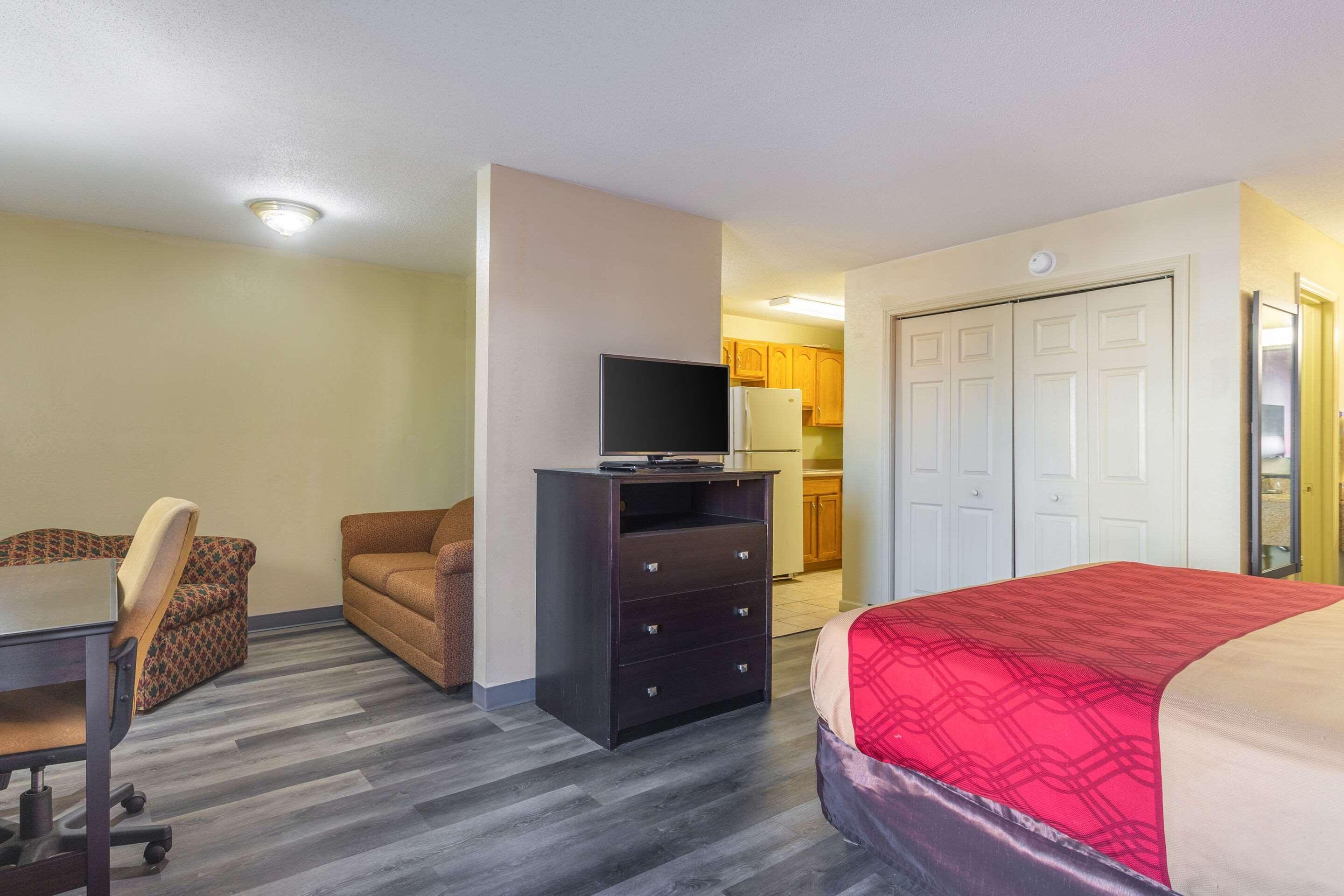 Econo Lodge & Suites Clarksville Bagian luar foto