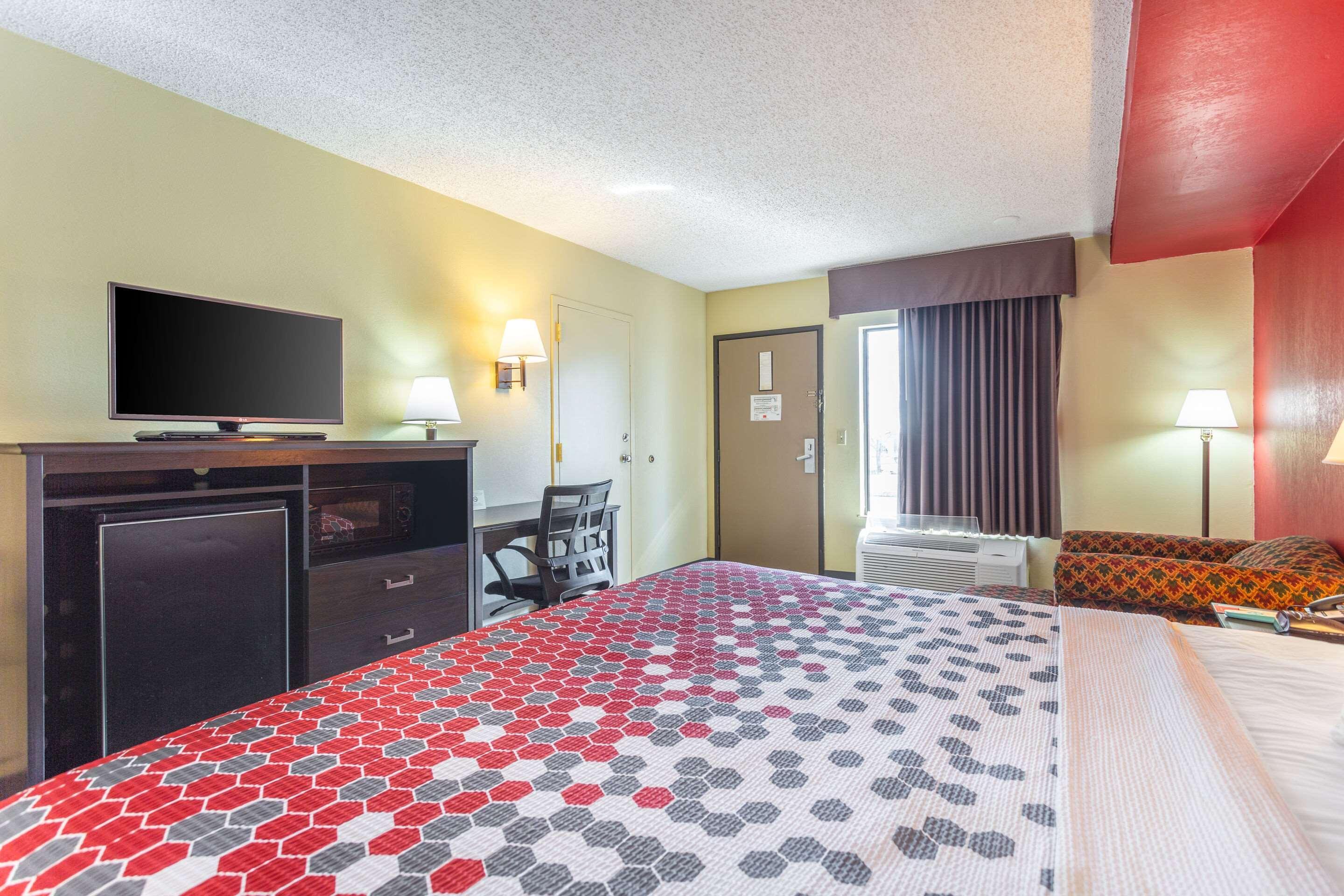 Econo Lodge & Suites Clarksville Bagian luar foto