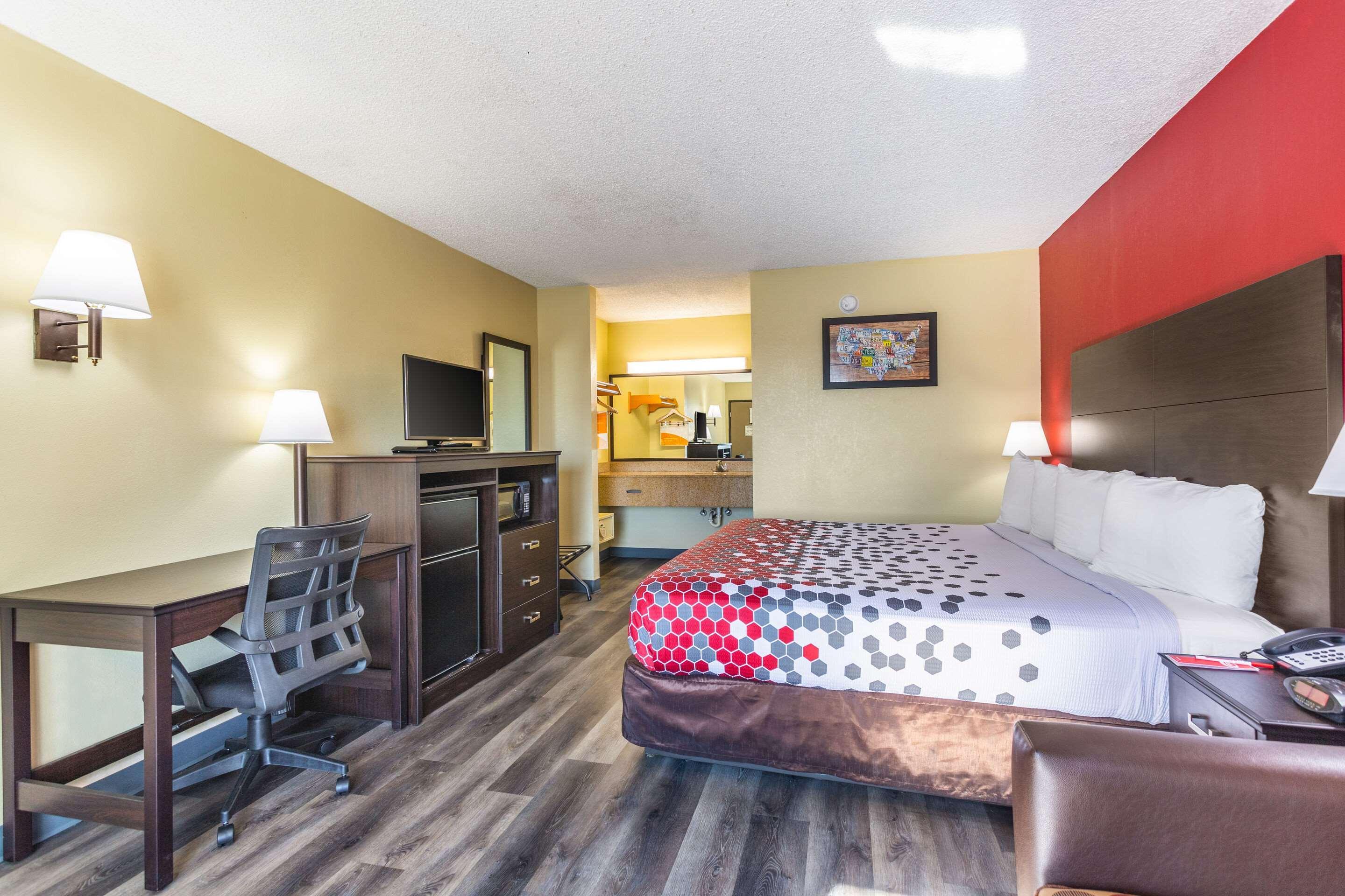 Econo Lodge & Suites Clarksville Bagian luar foto