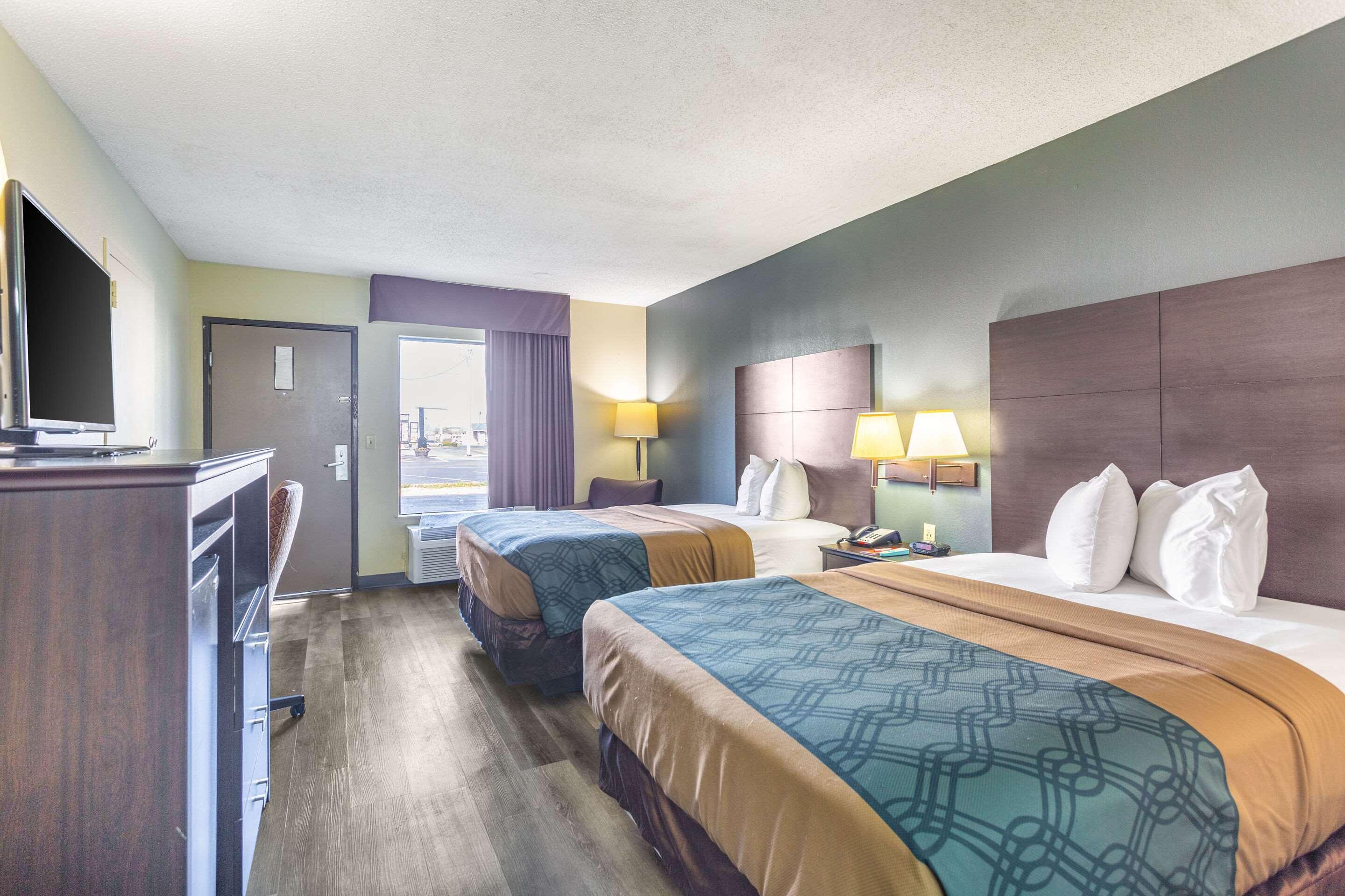 Econo Lodge & Suites Clarksville Bagian luar foto