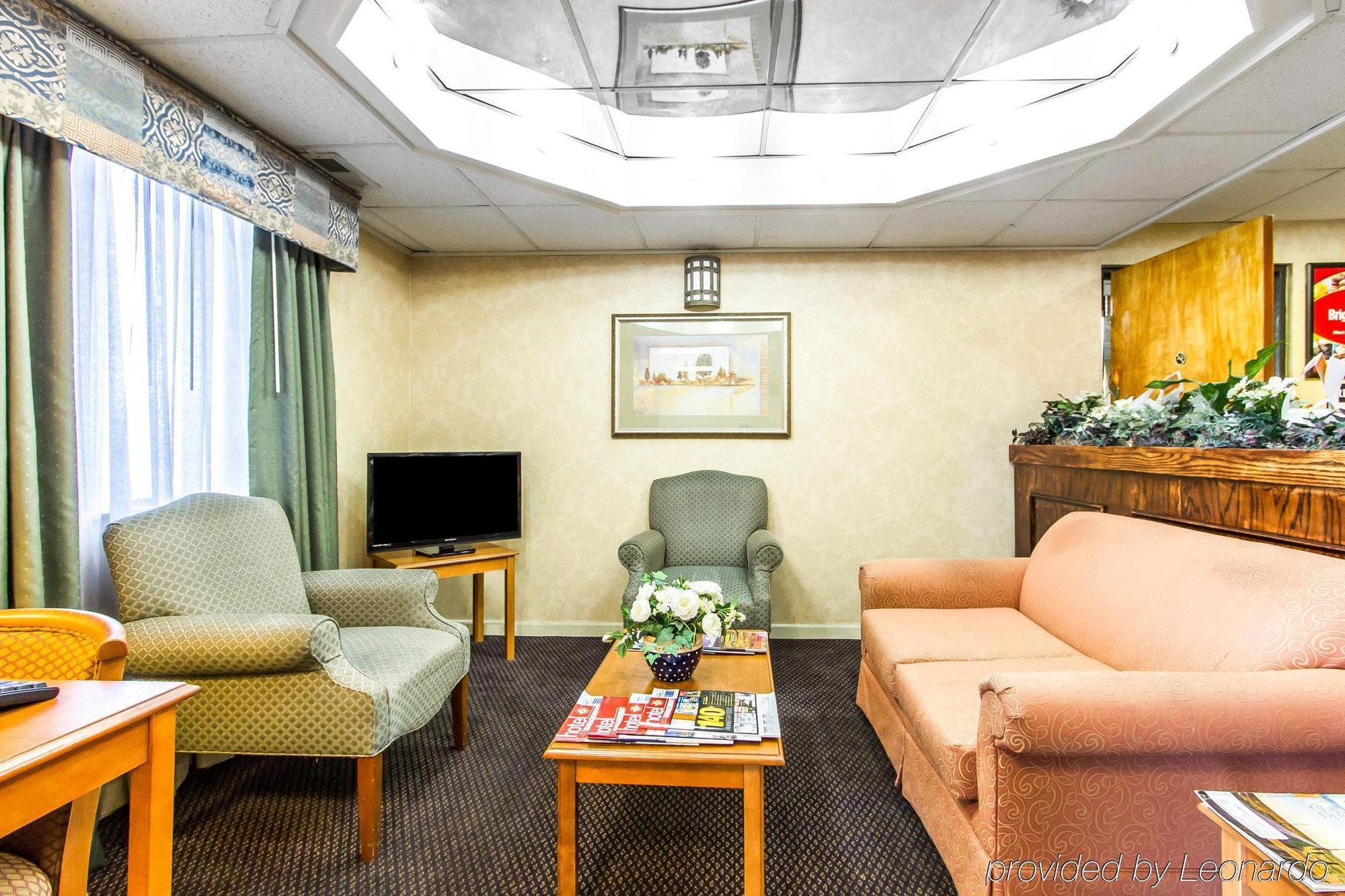 Econo Lodge & Suites Clarksville Bagian luar foto