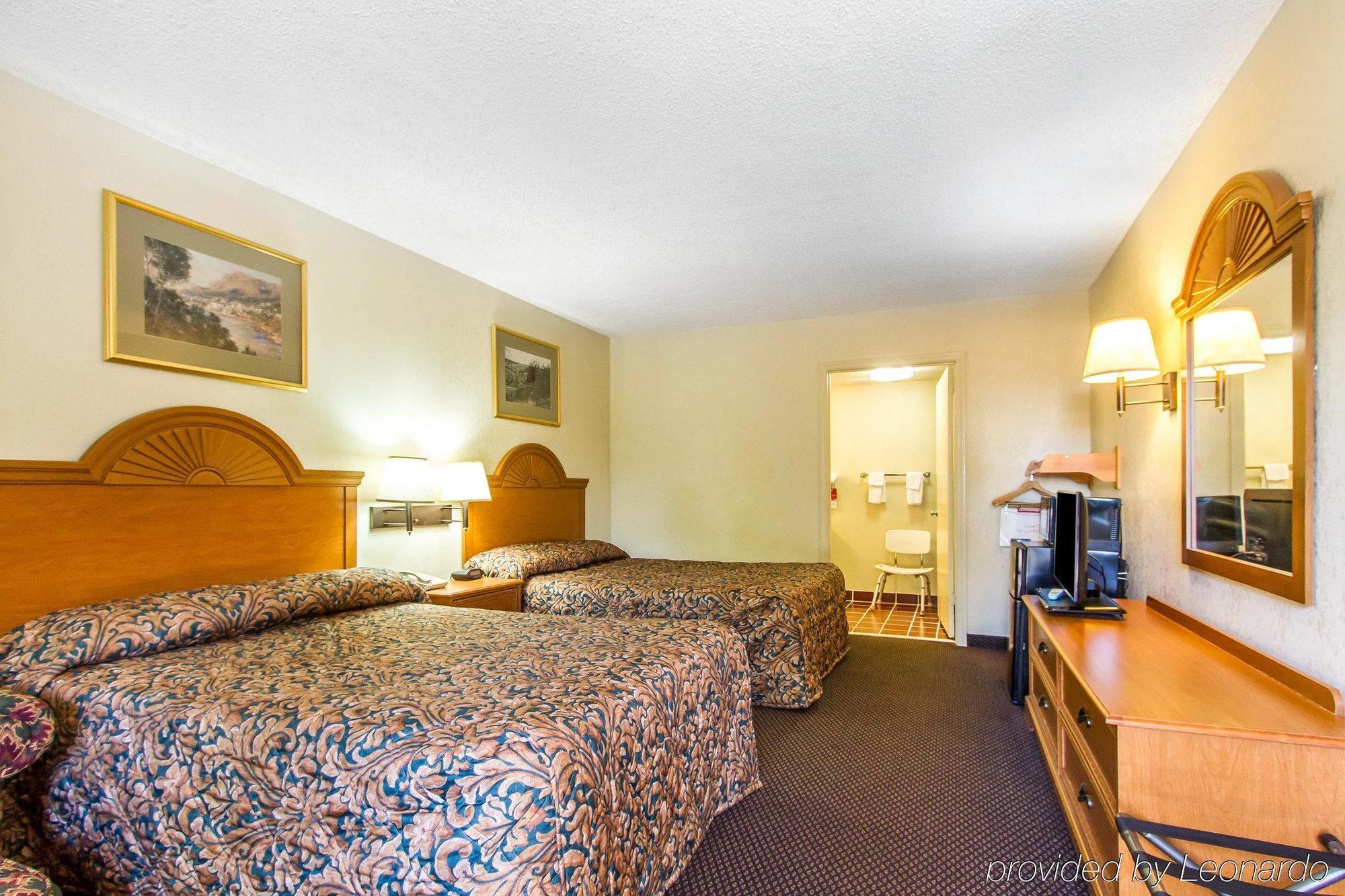 Econo Lodge & Suites Clarksville Bagian luar foto