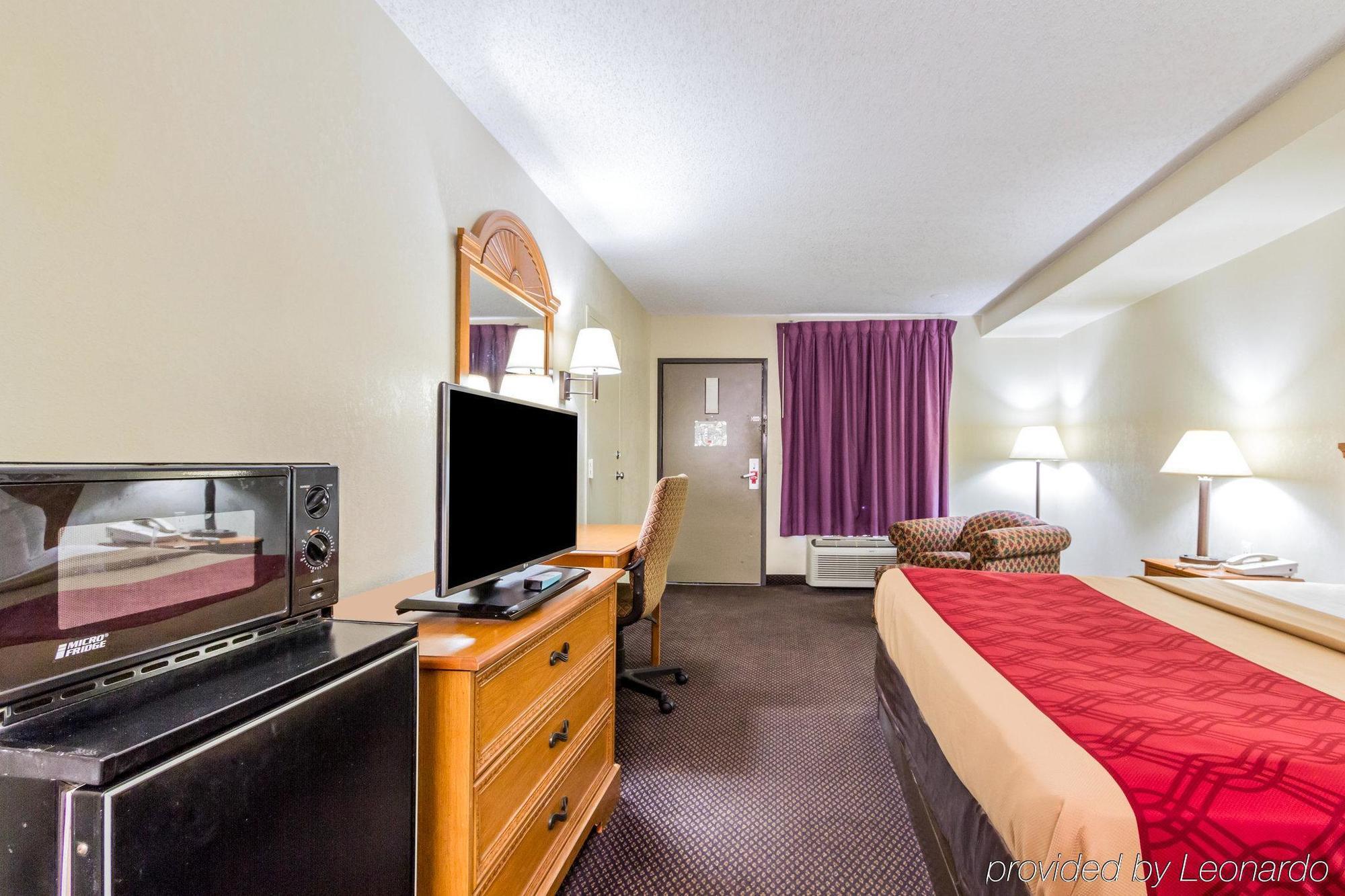 Econo Lodge & Suites Clarksville Bagian luar foto