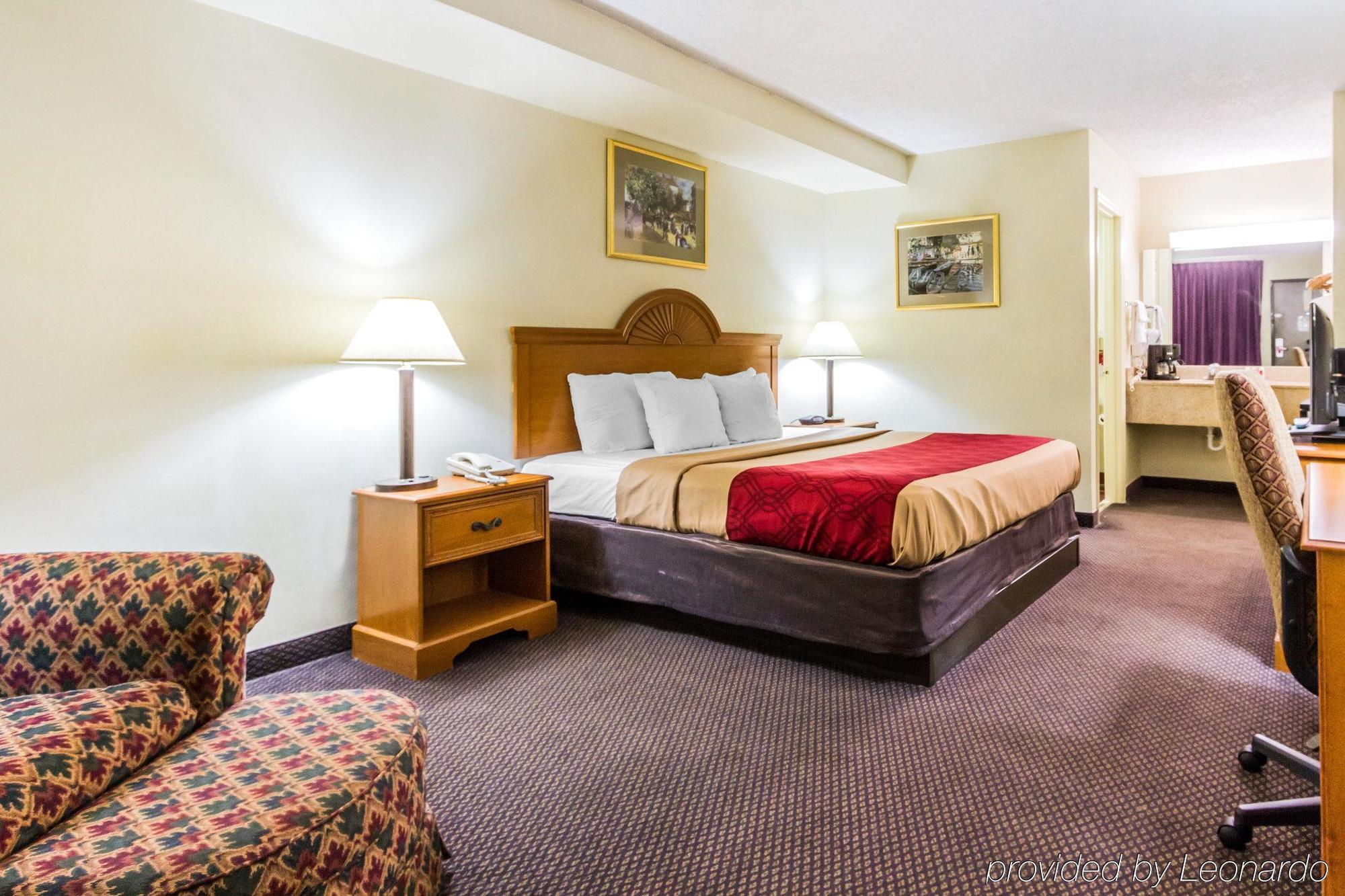 Econo Lodge & Suites Clarksville Bagian luar foto