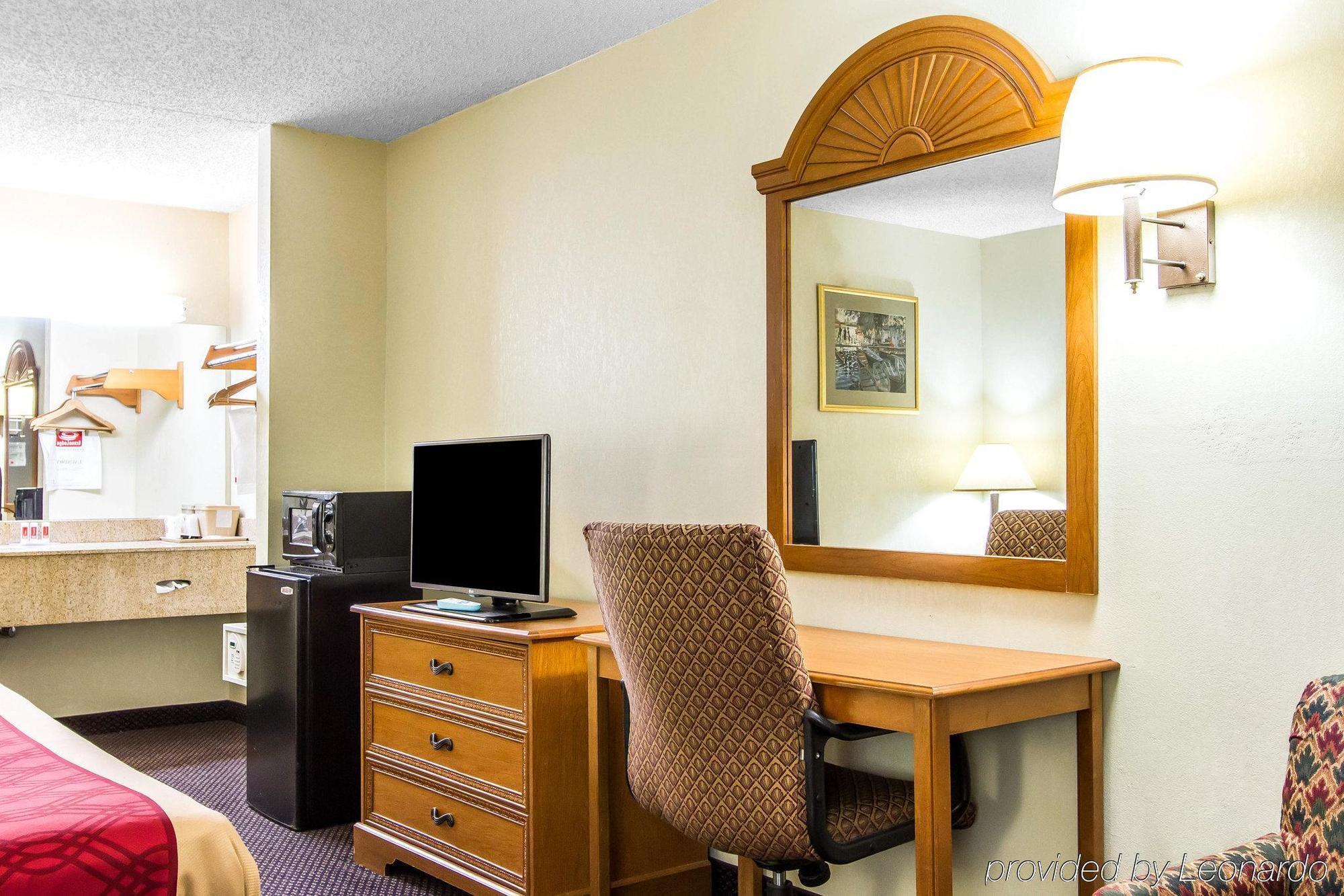 Econo Lodge & Suites Clarksville Bagian luar foto