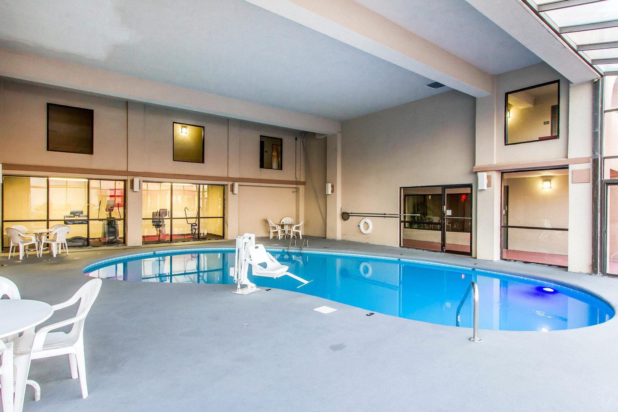 Econo Lodge & Suites Clarksville Bagian luar foto