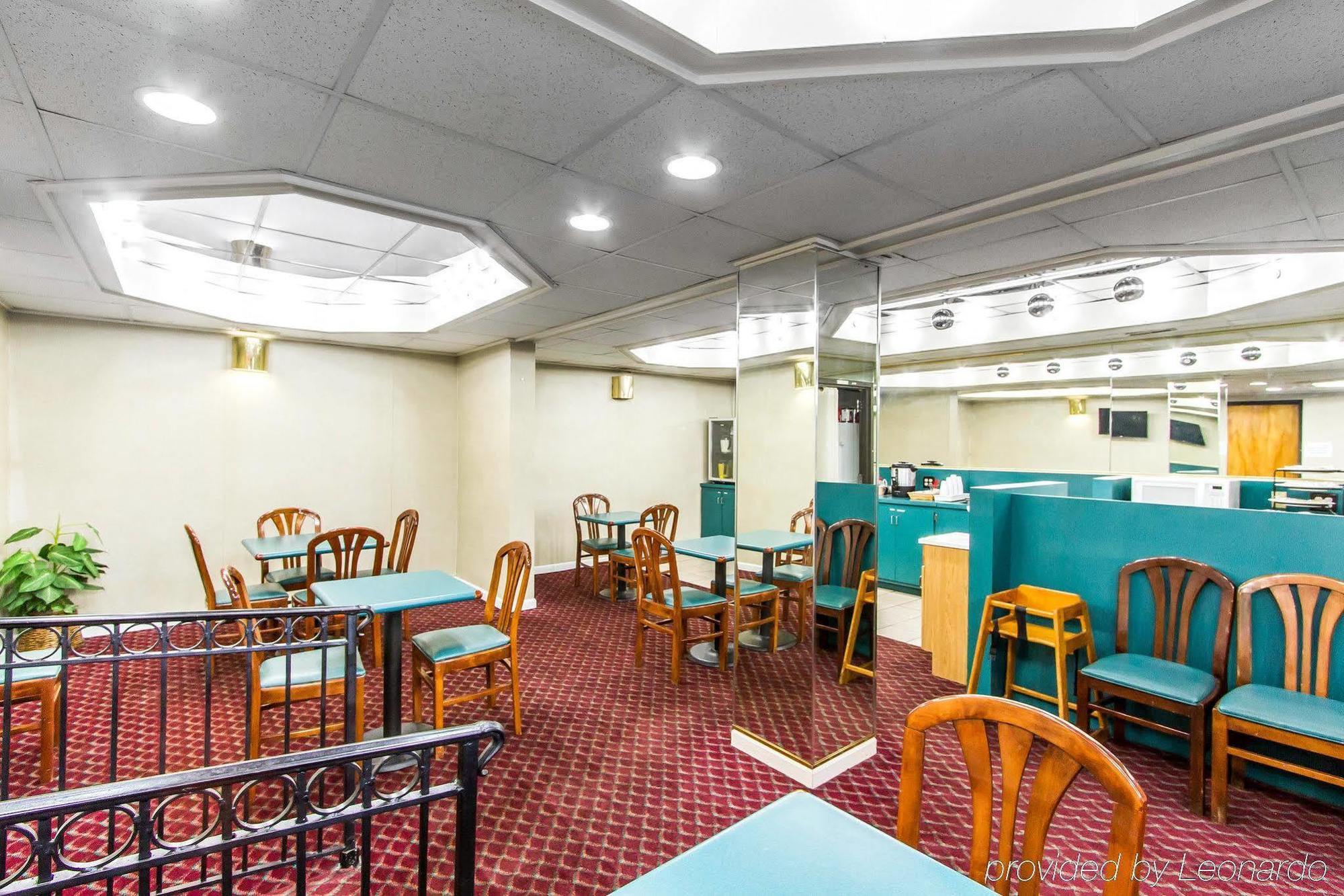 Econo Lodge & Suites Clarksville Bagian luar foto