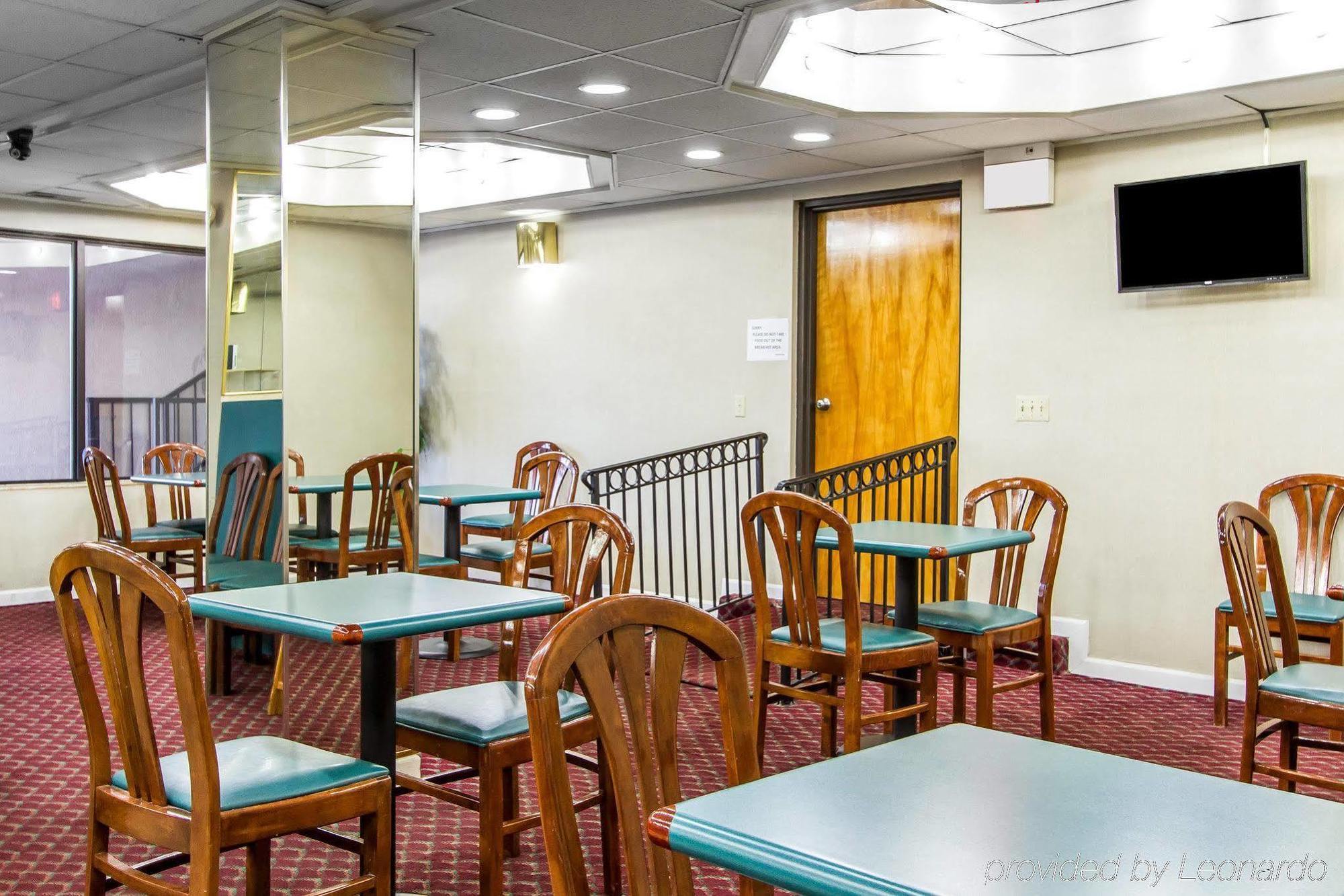Econo Lodge & Suites Clarksville Bagian luar foto