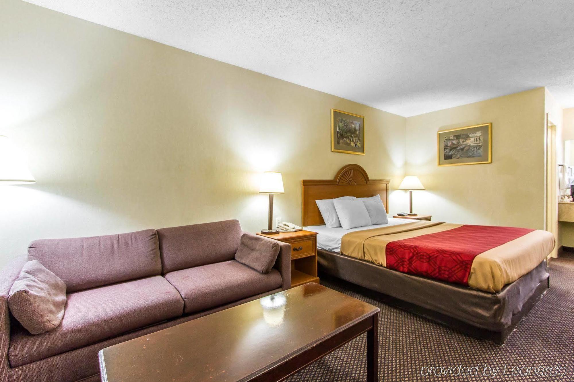 Econo Lodge & Suites Clarksville Bagian luar foto