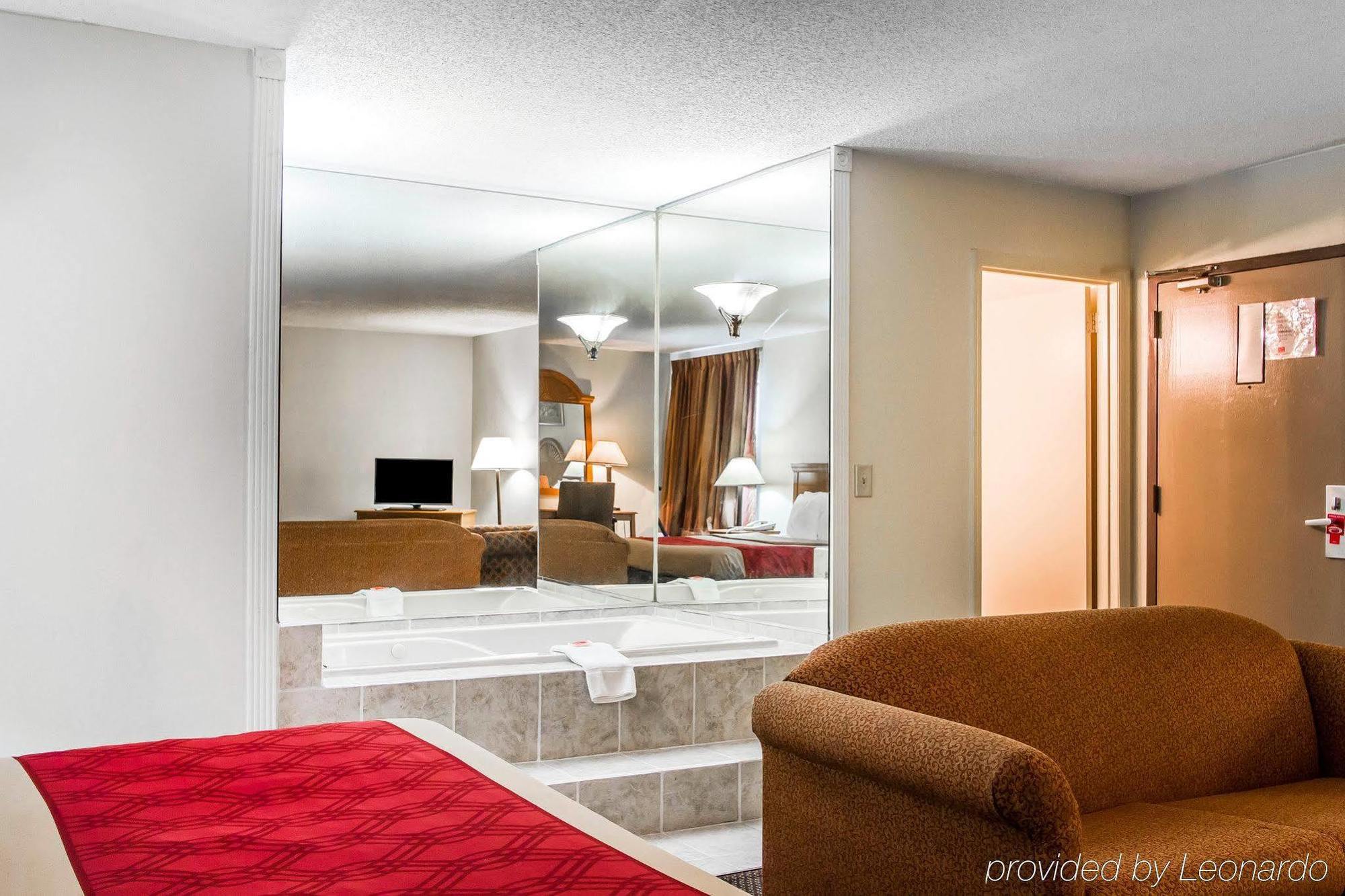 Econo Lodge & Suites Clarksville Bagian luar foto