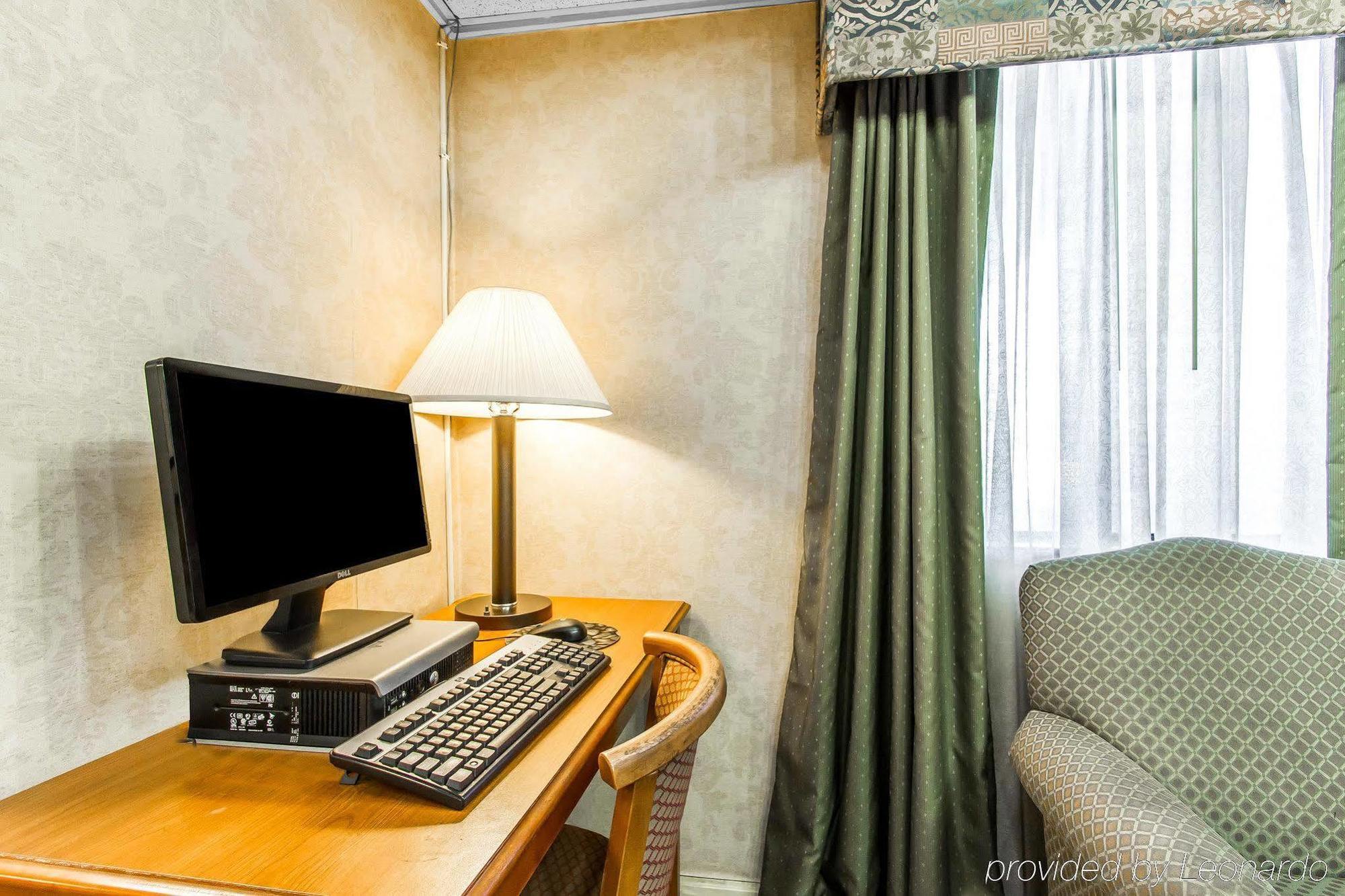 Econo Lodge & Suites Clarksville Bagian luar foto