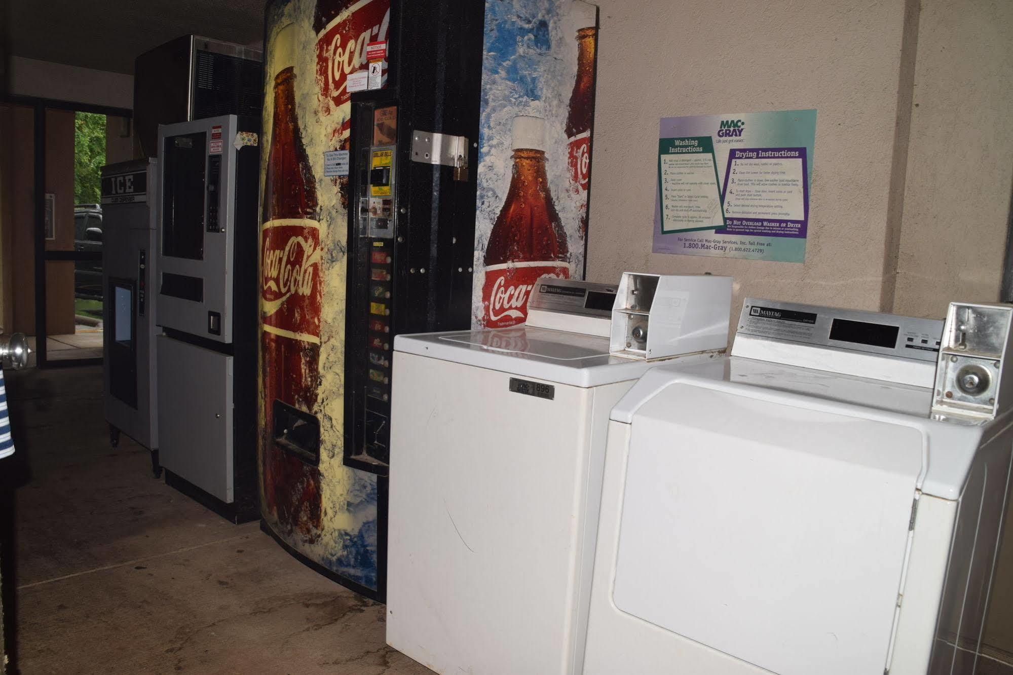 Econo Lodge & Suites Clarksville Bagian luar foto