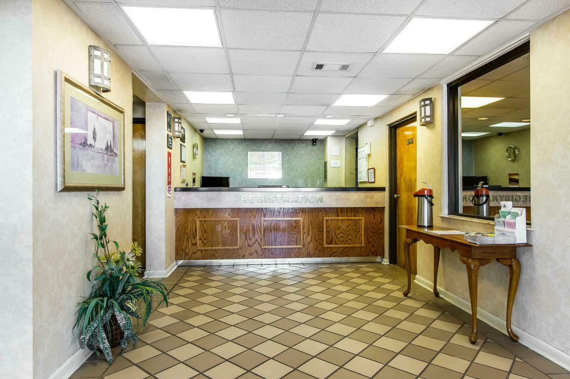 Econo Lodge & Suites Clarksville Bagian luar foto