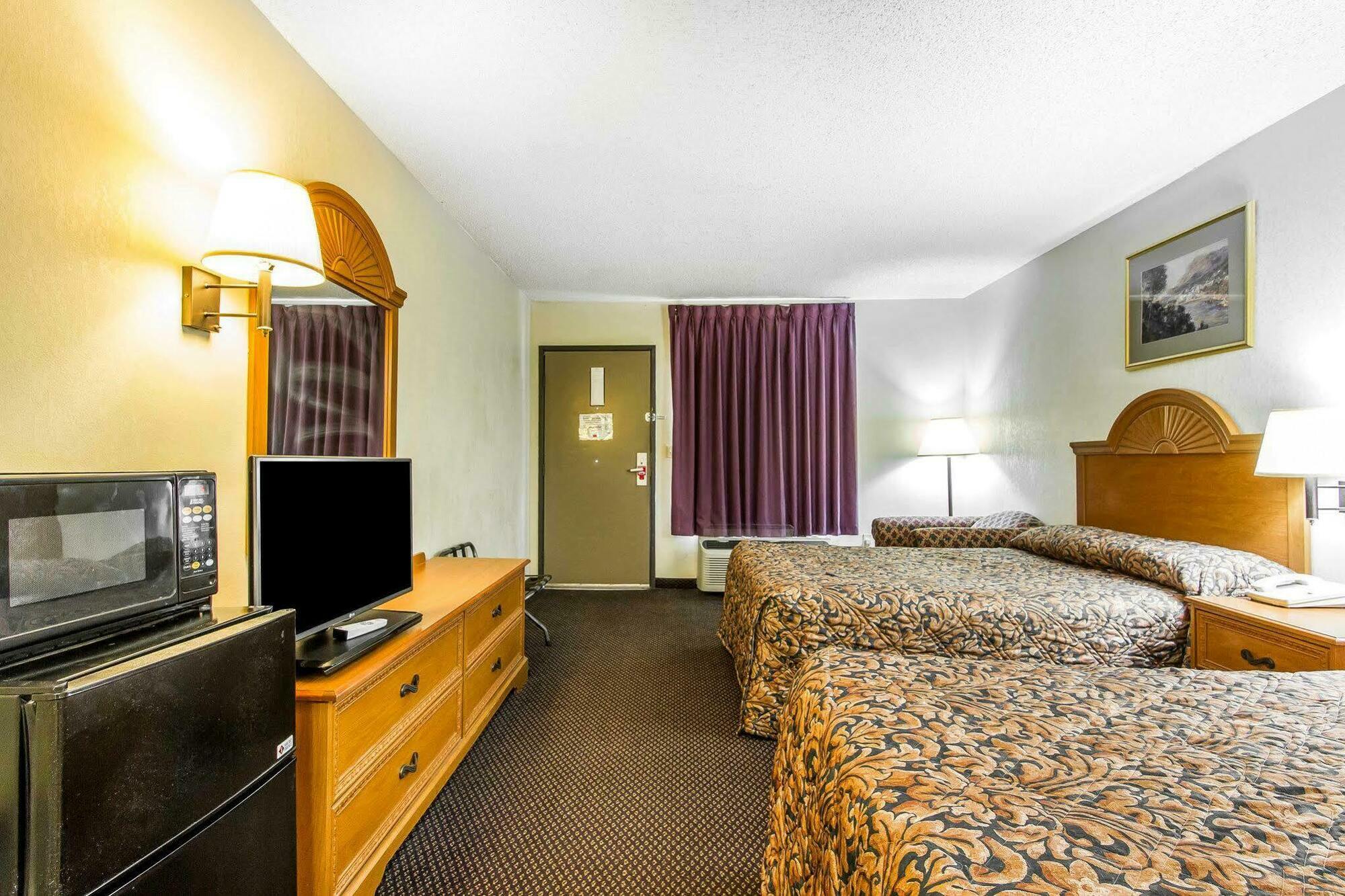 Econo Lodge & Suites Clarksville Bagian luar foto
