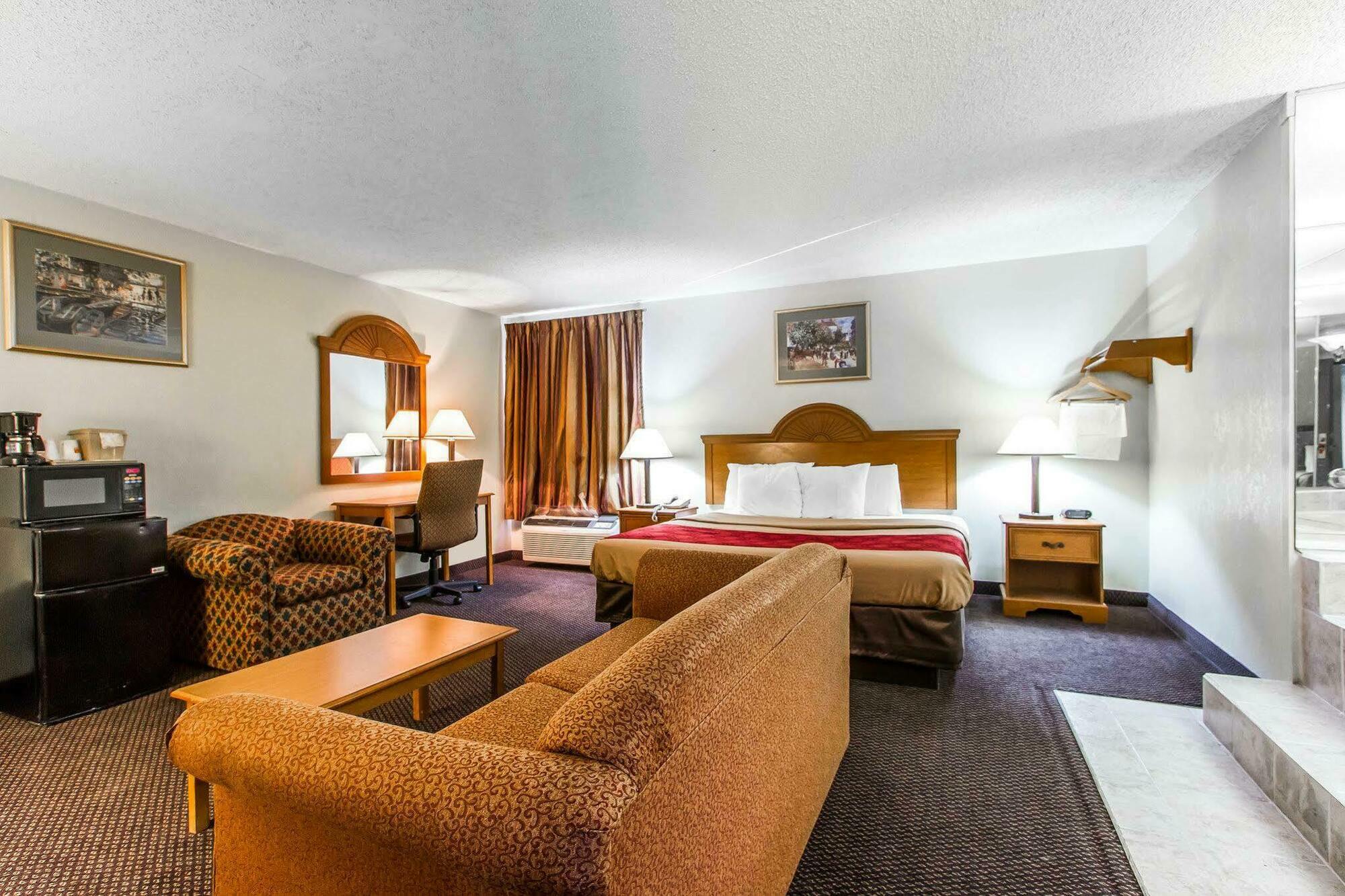 Econo Lodge & Suites Clarksville Bagian luar foto