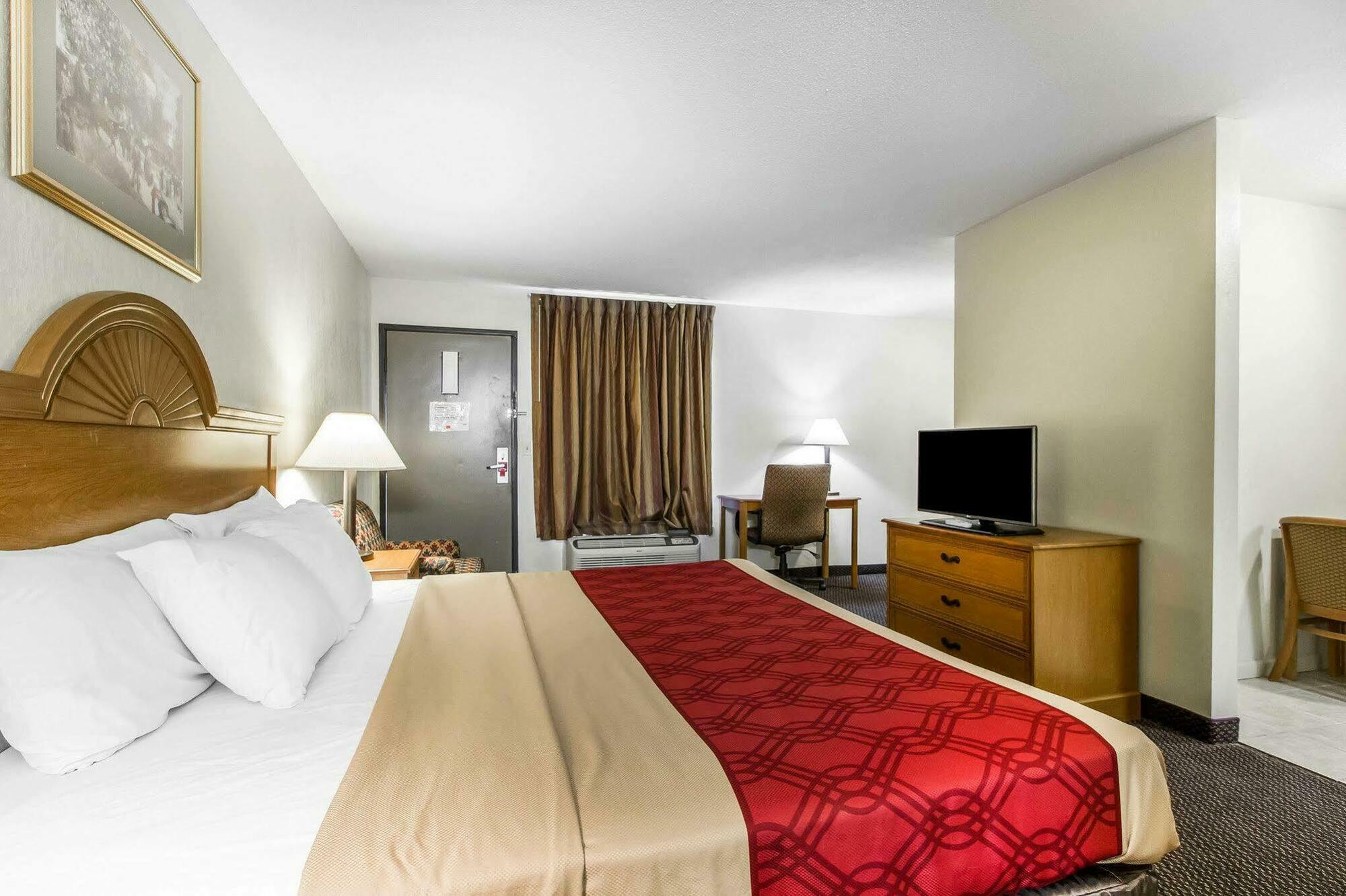 Econo Lodge & Suites Clarksville Bagian luar foto