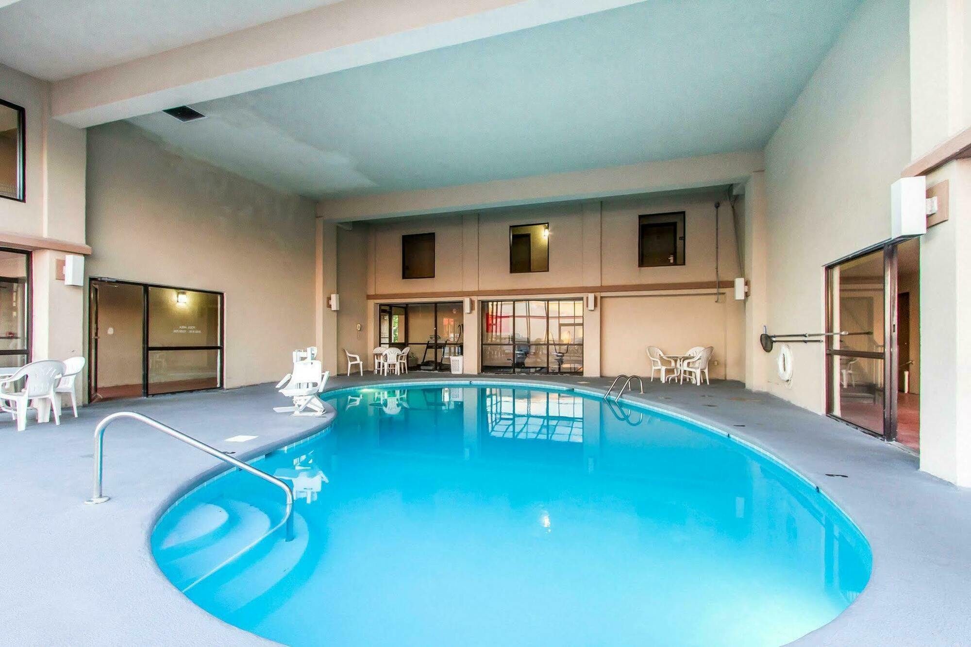 Econo Lodge & Suites Clarksville Bagian luar foto