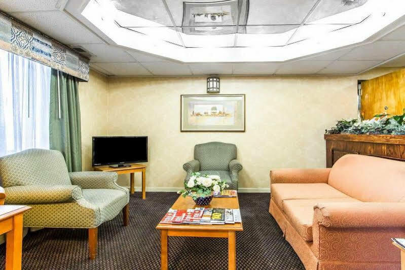 Econo Lodge & Suites Clarksville Bagian luar foto
